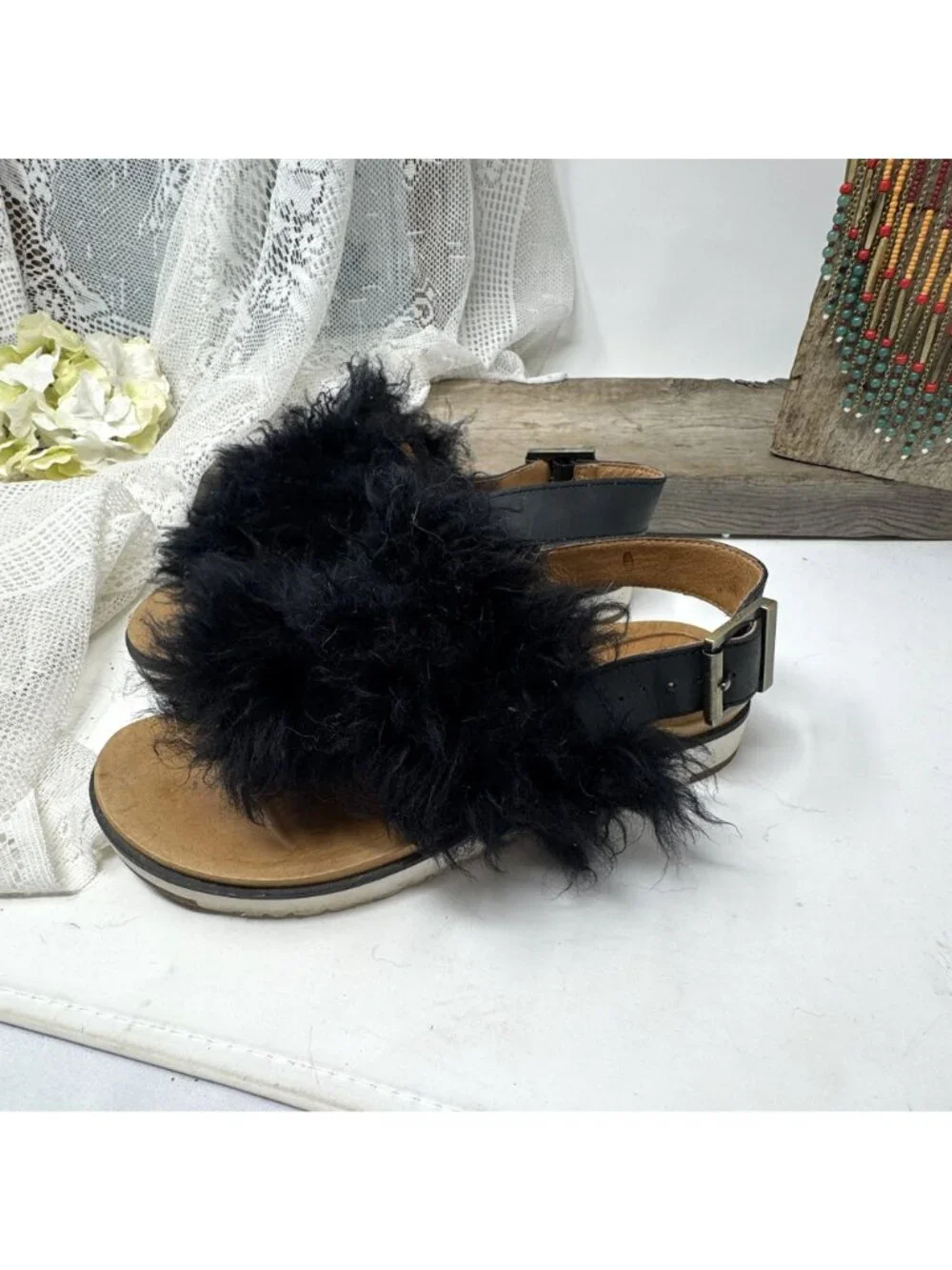 UGG Woman's Holly Shearing Sandals Tongs Size 6 Black
